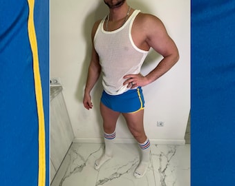 Pantaloncini da ginnastica vintage anni '70: ultra corti in cotone, con finiture gialle, stile classico da scuola di educazione fisica.