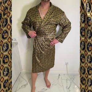 Szlafrok męski vintage z lat 80. | Lśniący satynowy wygląd | Złoto-czarny szlafrok retro | Luksusowa odzież domowa