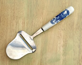 Vintage Nederlandse blauw-witte kaasschaaf met keramische handgreep – ELESVA roestvrij staal