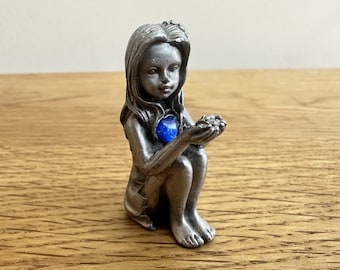 Statuetta vintage anni '90 in peltro raffigurante una ragazza in miniatura / Pietra a forma di cuore blu