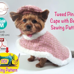 Puede incluir: Un perro pequeño con una capa de tweed rosa y boina a juego, ribeteada con piel sintética blanca. La imagen incluye el texto "Tweed Pink Cape with Beret Sewing Pattern". El contorno de la capa es de 40 cm.