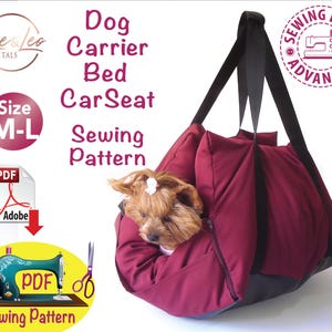 Puede incluir: Un patrón de costura para una cama de transporte y asiento de coche para perros de color burdeos. El patrón está disponible en las tallas M-L y se puede descargar en formato PDF. La imagen muestra un perro pequeño dentro de la cama de transporte.