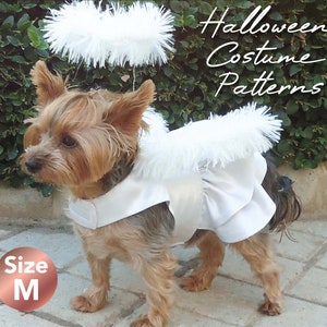Puede incluir: Un perro peque&ntilde;o con un disfraz de &aacute;ngel blanco con un halo. El disfraz incluye un vestido blanco con un lazo y alas de plumas. El texto "Halloween Costume Patterns" es visible. Talla M.