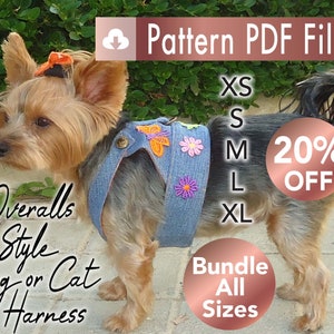 Könnte beinhalten: Ein kleiner Hund trägt ein Jeans-Geschirr mit gestickten Blumen und einem Schmetterling. Das Geschirr ist mit "Overalls Style Dog or Cat Harness" und "Pattern PDF Files" beschriftet. Die Größen XS bis XL sind angegeben, mit einer "20% OFF"-Aktion.