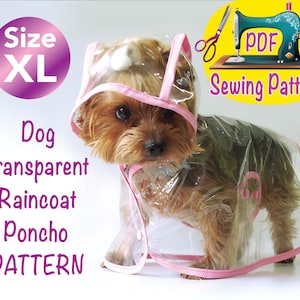 Può includere: Un cagnolino indossa un impermeabile trasparente con finiture rosa e cappuccio abbinato. L'immagine include il testo "Dog Transparent Raincoat Poncho PATTERN" e "Size XL". Un cerchio giallo con una macchina da cucire e le parole "PDF Sewing Pattern" è in alto a destra.