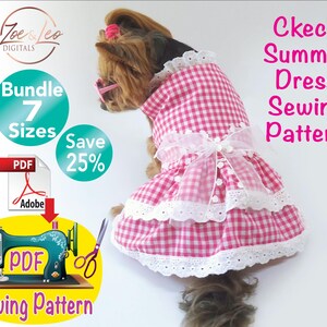 Puede incluir: Un vestido para perro de cuadros rosas y blancos con ribete de encaje blanco y lazo. La imagen incluye el texto "Ckeck Summer Dress Sewing Pattern" y "Bundle 7 Sizes". También incluye un patrón de costura PDF.
