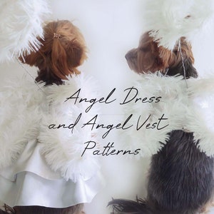 Puede incluir: Dos perros vestidos de &aacute;ngeles, cada uno con alas de plumas blancas y halos. Uno lleva un vestido blanco, el otro un chaleco blanco. La imagen incluye el texto "Angel Dress and Angel Vest Patterns."