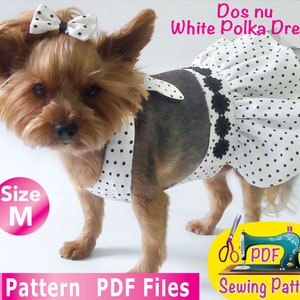 Puede incluir: Un patrón de costura para un vestido de lunares blancos para perros. El patrón es para la talla M. El patrón está disponible para descargar en PDF. La imagen muestra un perro pequeño con el vestido puesto.