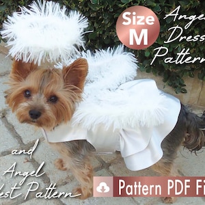 Puede incluir: Un perro peque&ntilde;o con un vestido de &aacute;ngel blanco y un halo. El vestido tiene alas y adornos de plumas. La imagen incluye el texto "Angel Dress Pattern" y "Angel Vest Pattern". Se ve una etiqueta de talla M.