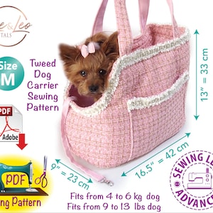 Può includere: Modello di cucito per trasportino per cani in tweed rosa con finiture bianche. Il trasportino è alto 33 cm e largo 42 cm. Il modello è adatto a cani da 4 a 6 kg. L'immagine include il testo "Zoe & Leo Digitals" e "Sewing Pattern".