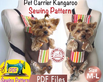 Op de afbeelding: Naai-patroon voor een dieren draagzak kangoeroe in de vorm van een bruine zak met kleurrijke strepen. Het patroon is voor maat M-L en is beschikbaar als PDF-download. De afbeelding toont een kleine hond die de draagzak draagt.