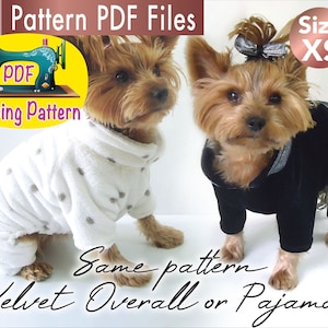 Könnte beinhalten: Ein Schnittmuster für einen Samt-Overall oder Pyjama für Hunde. Das Muster ist in Größe XS erhältlich. Das Bild zeigt zwei Hunde, die das fertige Kleidungsstück tragen, eines in Weiß mit grauen Punkten und das andere in schwarzem Samt.