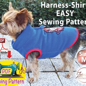 Könnte beinhalten: Ein blaues und rotes Hunde-Geschirr-Shirt-Nähmuster in Größe M. Das Muster ist als PDF-Download erhältlich. Das Bild zeigt einen kleinen Hund, der das Geschirr-Shirt trägt.