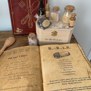 Solo añade el libro de cocina mágico y la caja de especias
