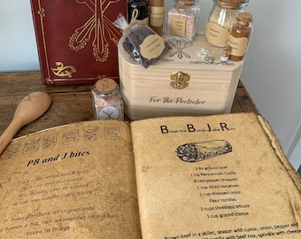 Fügen Sie einfach das Magic Cookbook und die Gewürzbox hinzu