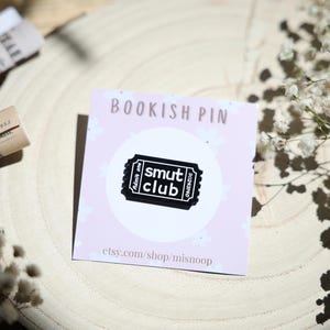 Spilla e-mail - Smut Club | spilla | pulsante | accessorio | libresco | libri | letto | booktok