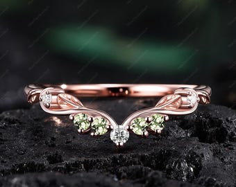 カーブしたラウンドペリドットの結婚指輪、ソリッドイエローゴールド
