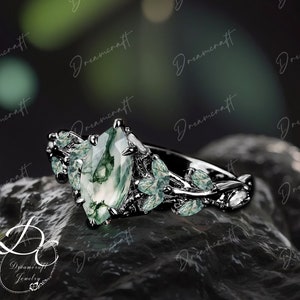 Anillo de compromiso gótico de oro negro con ágata musgosa de corte marquesa, anillo de compromiso inspirado en la naturaleza, anillo nupcial con rama de piedra preciosa y hoja art déco.
