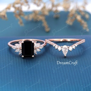 Anillo de compromiso vintage de ónix negro con moissanita de corte esmeralda en oro rosa, anillo de compromiso único para boda y novia.