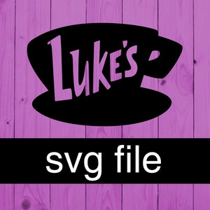 Puede incluir: Silueta en blanco y negro de una taza de café con el texto "Luke's" en su interior. La imagen está sobre un fondo de madera de grano rosa con el texto "svg file" debajo de la silueta.