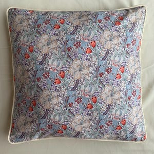 William Morris Golden Lily   - Piped Edge finish.