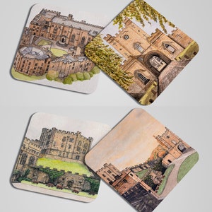 Könnte beinhalten: Vier quadratische Untersetzer mit Aquarell-Illustrationen einer Burg. Jeder Untersetzer zeigt eine andere Ansicht der Burg mit unterschiedlichen Details und Farben.