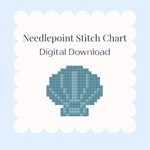Op de afbeelding: Digitale downloadafbeelding met een gepixeld schelpmotief in blauwtinten. De tekst "Needlepoint Stitch Chart Digital Download" wordt weergegeven in een schreefletter op een lichtblauwe achtergrond met een geschulpte rand.