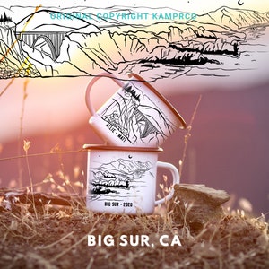 K&ouml;nnte beinhalten: Zwei wei&szlig;e Emailletassen mit schwarzen Linienzeichnungen von Big Sur, Kalifornien. Die obere Tasse tr&auml;gt die Namen Allie und Matt. Die untere Tasse tr&auml;gt die Aufschrift Big Sur - 2020. Die Tassen stehen auf einem Bett aus brauner Erde und Gras.