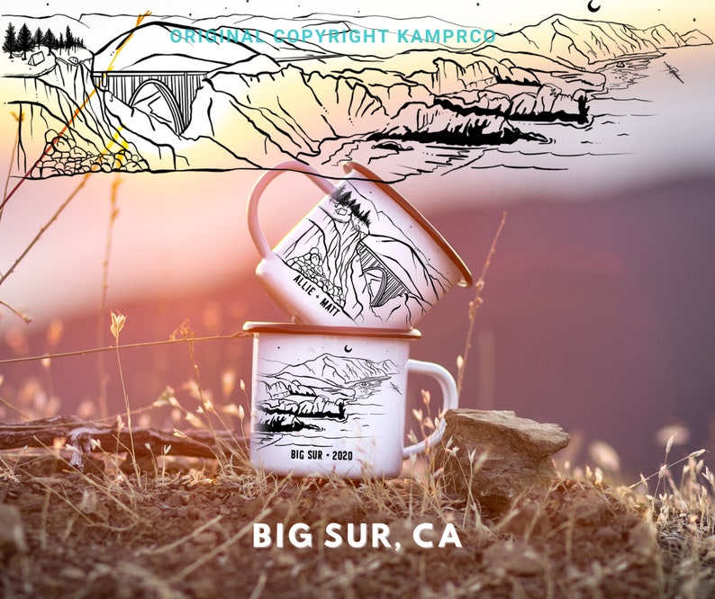 K&ouml;nnte beinhalten: Zwei wei&szlig;e Emailletassen mit schwarzen Linienzeichnungen von Big Sur, Kalifornien. Die obere Tasse tr&auml;gt die Namen Allie und Matt. Die untere Tasse tr&auml;gt die Aufschrift Big Sur - 2020. Die Tassen stehen auf einem Bett aus brauner Erde und Gras.