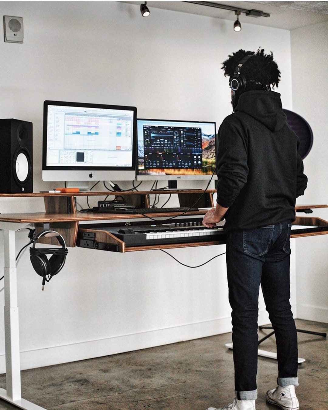 My custom table top, desk legs from uplift desk. Couldn't be happier!!! Now  need to deck out the walls and shelves : r/desksetup