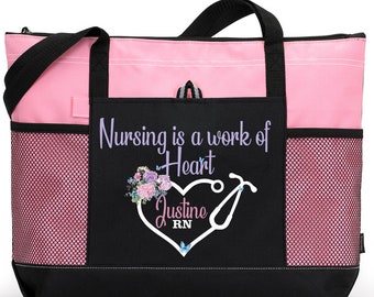 Les soins infirmiers personnalisés sont un sac fourre-tout d’infirmière de jardin enchanté par le cœur, disponible en 7 couleurs
