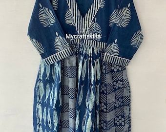 Op de afbeelding: Indigo blauwe jurk met een V-hals en driekwart mouwen. De jurk heeft een bladerenpatroon op de mouwen en het lijfje, met een vis- en geometrisch patroon op de rok. Witte bies accentueert de halslijn en mouwen. De tekst "Mycraftsvilla" is zichtbaar.