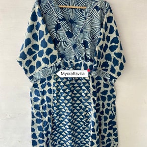 Könnte beinhalten: Ein blaues und weißes Baumwollkleid mit V-Ausschnitt und geometrischem Muster. Das Kleid hat einen Bindegürtel in der Taille und ist in Indien hergestellt. Mycraftsvilla