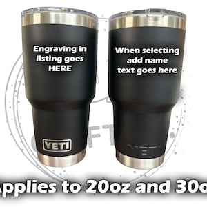 Op de afbeelding: Twee zwarte YETI bekers met roestvrijstalen deksels en bodems. De linker beker heeft de tekst "Engraving in listing goes HERE". De rechter beker heeft de tekst "When selecting add name text goes here". De tekst "Applies to 20oz and 30oz" staat onder de bekers.