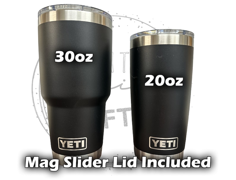 Op de afbeelding: Twee zwarte YETI tumblers met roestvrijstalen deksels. De grotere tumbler is 30 oz en de kleinere tumbler is 20 oz. Beide tumblers worden geleverd met een magnetische schuifdeksel.