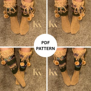 Könnte beinhalten: Ein viergeteiltes Bild, das ein PDF-Muster für gehäkelte Beinwärmer zeigt. Die Beinwärmer sind beige mit grünen und mehrfarbigen Akzenten und haben Bommeln und einen gerüschten oberen Rand. Der Text "PDF PATTERN" befindet sich in einem weißen Kreis.