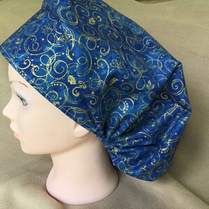 Bouffant scrub cap with elastic adjustments.
