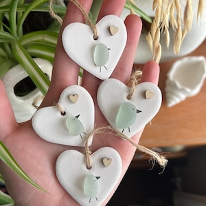 Petite décoration d&#39;oiseau en verre de mer en forme de coeur suspendu. Cadeau bord de mer, cadeau pour amoureux de la plage, art du verre de mer, décoration suspendue, cadeau pense à vous, câlin de poche