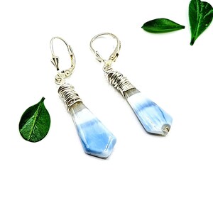 Pendientes colgantes de ópalo azul, pendientes colgantes de plata de ley con alambre, joyería bohemia hecha a mano.