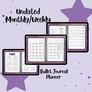 Puede incluir: Imagen de tres planificadores de bullet journal abiertos con un borde morado y marrón. Los planificadores muestran diferentes páginas, incluyendo rastreadores de hábitos y diseños mensuales/semanales. El texto "Undated Monthly/Weekly" y "Bullet Journal Planner" también es visible.