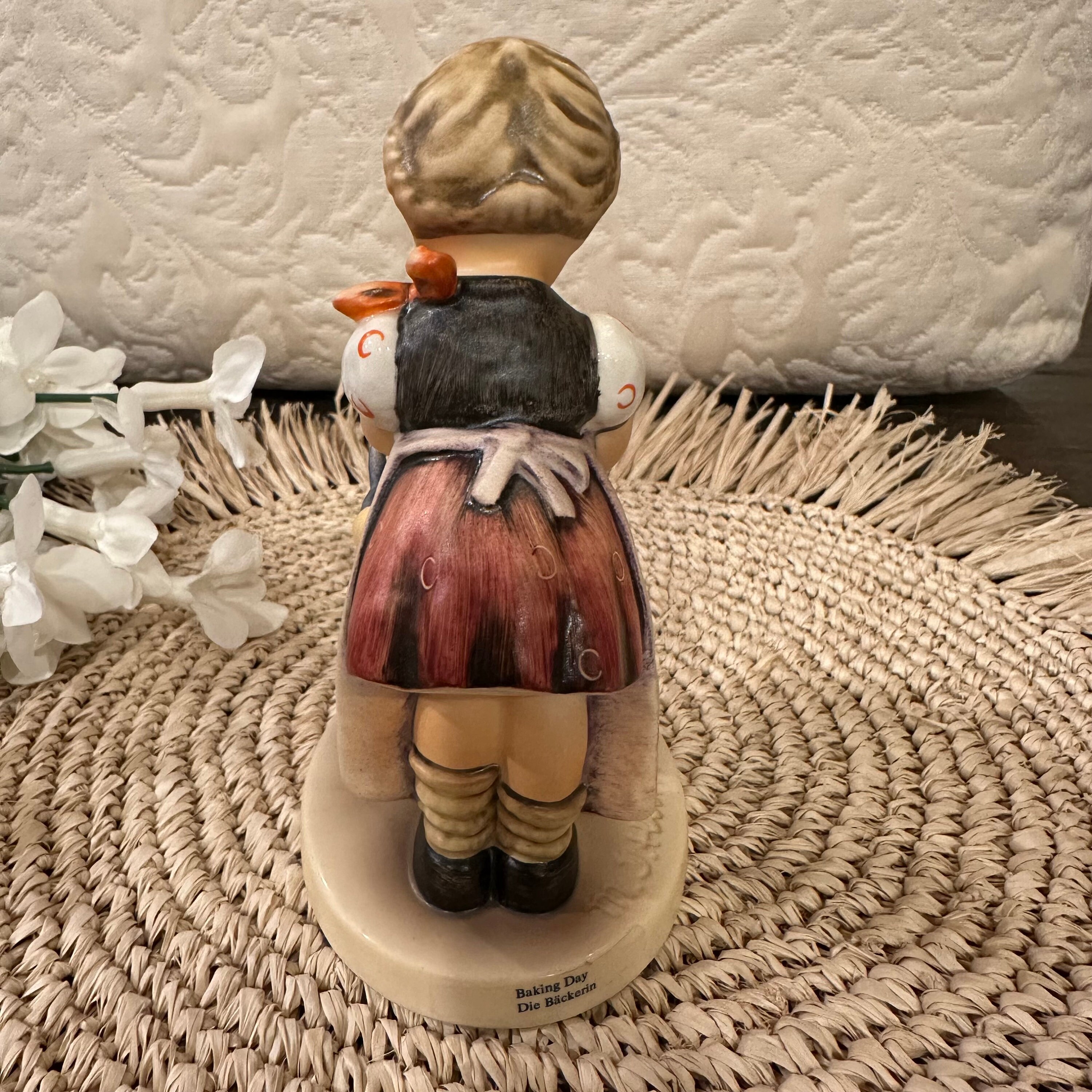 ベイキングデイ　＃330　フンメル　ドイツ・ゲーベル　ヴィンテージ Hummel Goebel Vintage #330 Baking Day Figurine 1955 Girl in