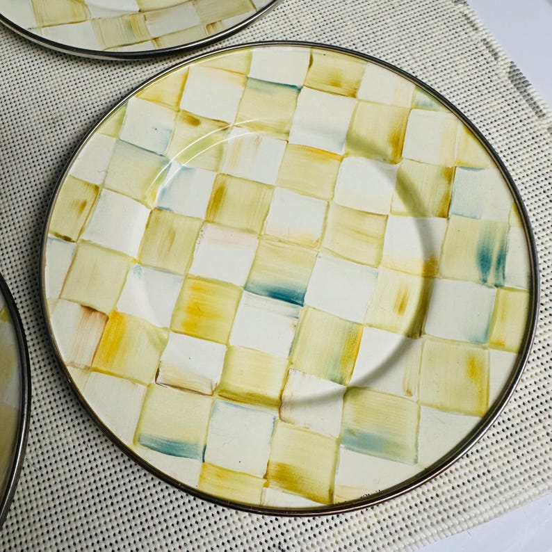 MacKenzie-Childs Parchment Check Yellow Enamel Salad Plates Vintage 4 Piece Set afbeelding 3