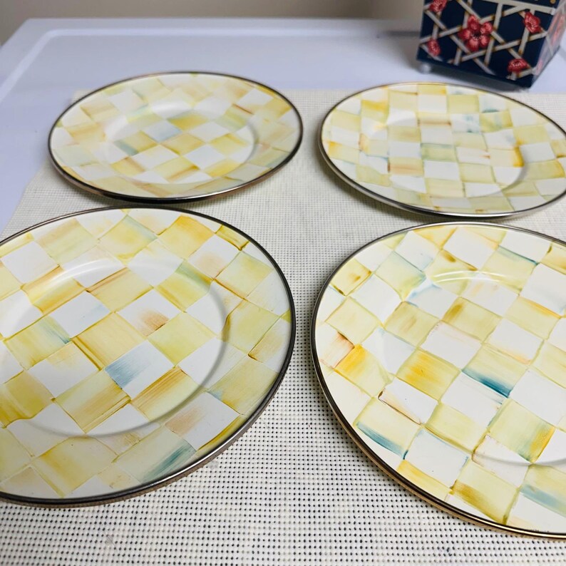 MacKenzie-Childs Parchment Check Yellow Enamel Salad Plates Vintage 4 Piece Set afbeelding 2