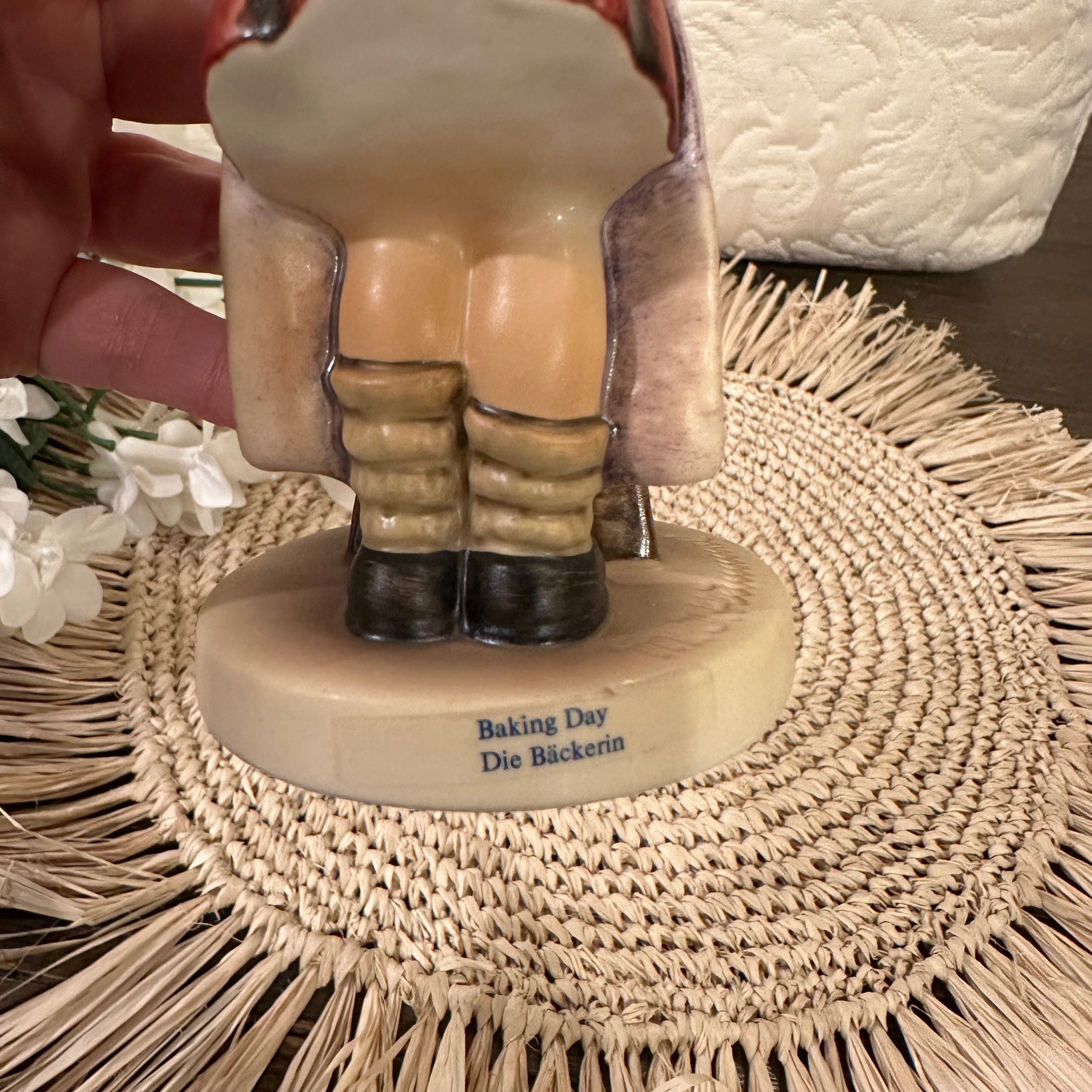 ベイキングデイ　＃330　フンメル　ドイツ・ゲーベル　ヴィンテージ Hummel Goebel Vintage #330 Baking Day Figurine 1955 Girl in