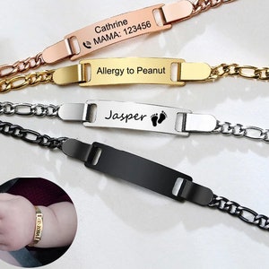 Könnte beinhalten: Vier Identifikationsarmbänder aus Metall mit Kettengliedern in Roségold, Gold, Silber und Schwarz. Das roségoldene Armband trägt die Aufschrift Cathrine MAMA: 123456, das goldene Allergy to Peanut und das silberne Jasper mit zwei Fußabdruck-Symbolen.