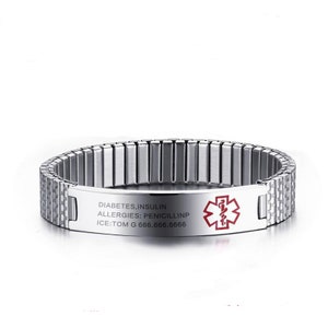 Puede incluir: Una pulsera de alerta médica plateada con una placa rectangular y un símbolo médico rojo. La placa tiene grabadas las palabras "DIABETES, INSULINA ALERGIAS: PENICILINA ICE: TOM G 666.666.6666". La pulsera es de metal.