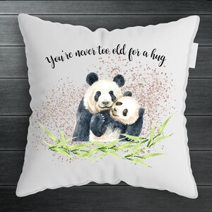 Panda moeder en baby, nooit te oud voor een knuffel, digitaal ontwerp, sublimatieprint