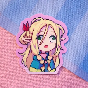 Pode incluir: Um adesivo de pixel art de um personagem de desenho animado com cabelo loiro, olhos verdes e um laço vermelho. O personagem está vestindo uma roupa azul e amarela.