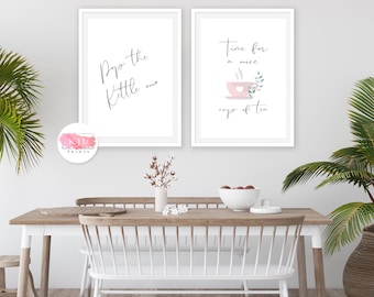 Peut inclure: Deux impressions encadrées avec des cadres blancs et des passe-partout blancs. L'impression de gauche dit "Pop the kettle on". L'impression de droite a une tasse à thé rose avec de la vapeur qui en sort et dit "Time for a nice cup of tea".
