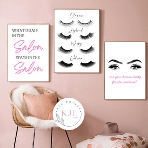 Könnte beinhalten: Drei druckbare Wandbilder für einen Schönheitssalon. Das erste Design zeigt den Text "What is said in the salon stays in the salon" in schwarzer und rosa Schrift. Das zweite Design zeigt vier verschiedene Arten von Wimpern: klassisch, hybrid, buschig und voluminös. Das dritte Design zeigt ein Paar Augenbrauen mit dem Text "Are your brows ready for the weekend?" in rosa Schrift.